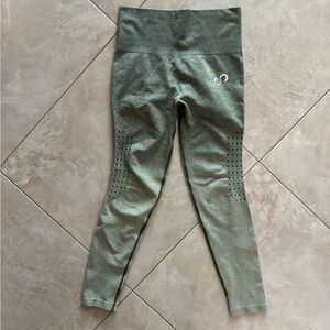 EUC CNC Apparel Green M Leggings Scrunch butt cutout details. No Front Seam